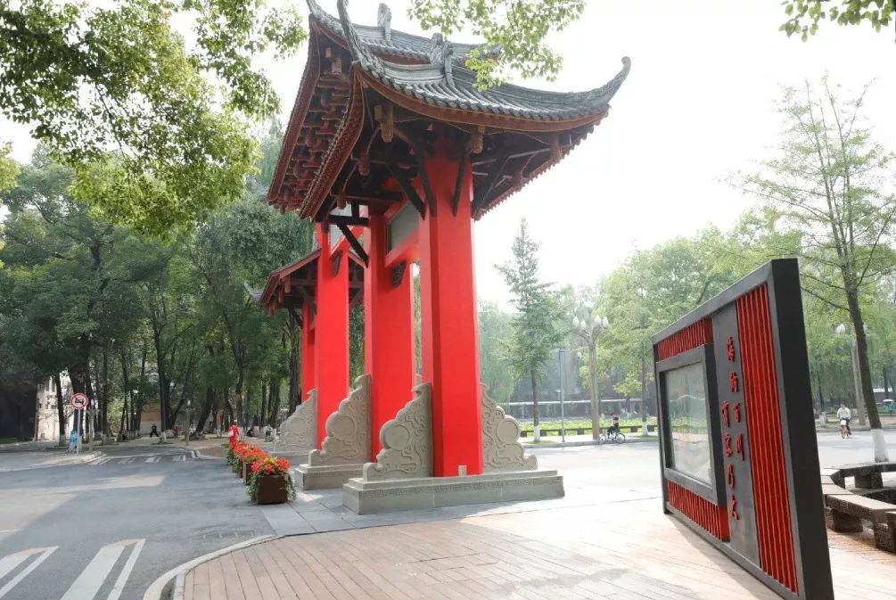 仙气荷池、时光走廊、滨湖绿道……川大持续惊艳焕颜！同学：这是仙境吗？