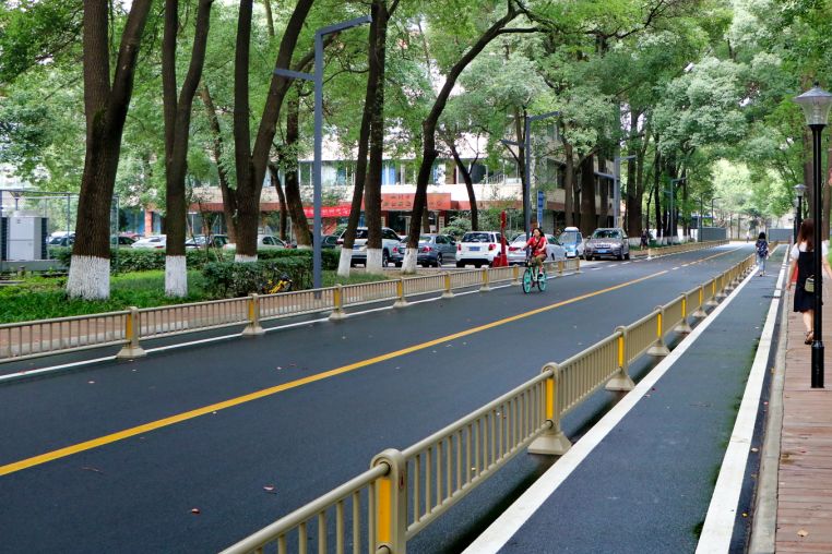 仙气荷池、时光走廊、滨湖绿道……川大持续惊艳焕颜！同学：这是仙境吗？