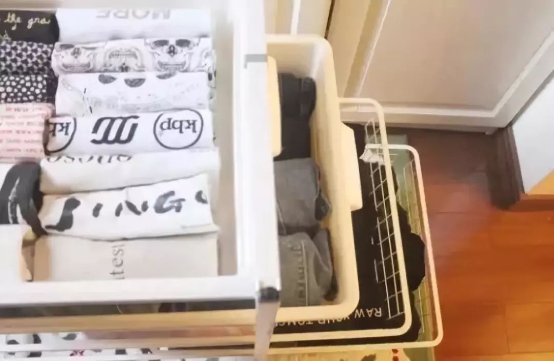 断舍离女人插画,断舍离收纳达人整理房间视频日本