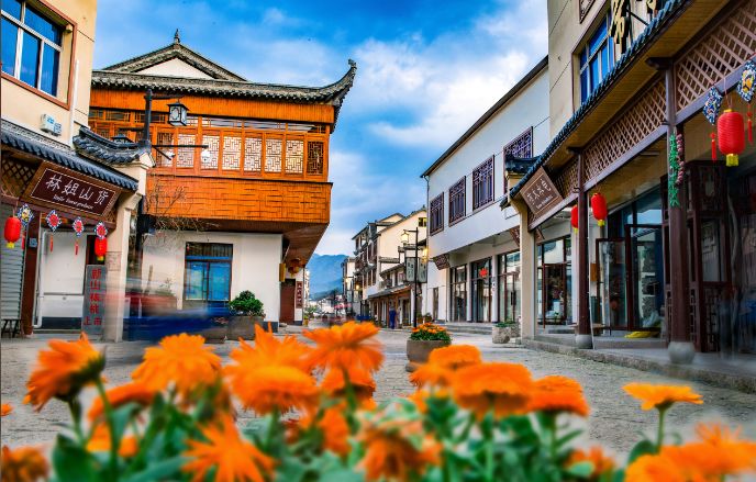 可以大快朵颐的野生溪鱼，矿物质养生的古温泉！杭州这个村还美成一幅画…