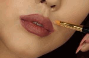 泫雅丰唇后颜值下跌？！但大家都爱这样的“香肠嘴”啊