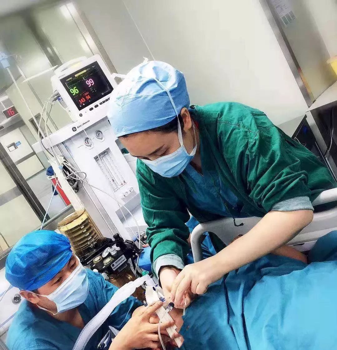 刷屏了！六安市人民医院这张“拄拐照”背后的故事令人心酸…