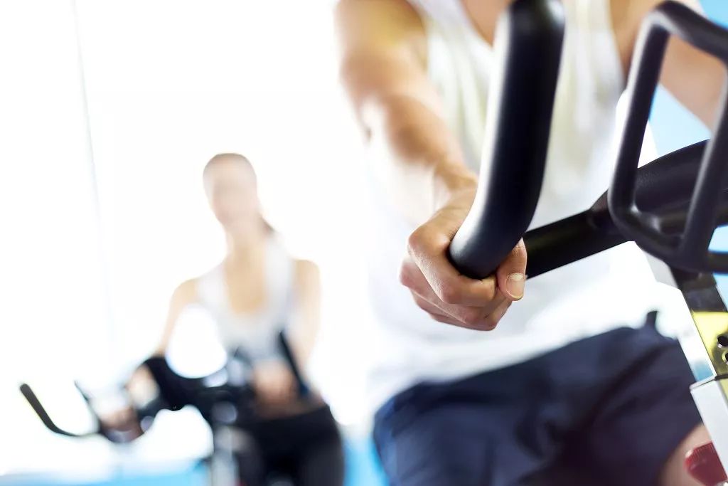 26岁小伙熬夜加班,26岁小伙熬夜头晕