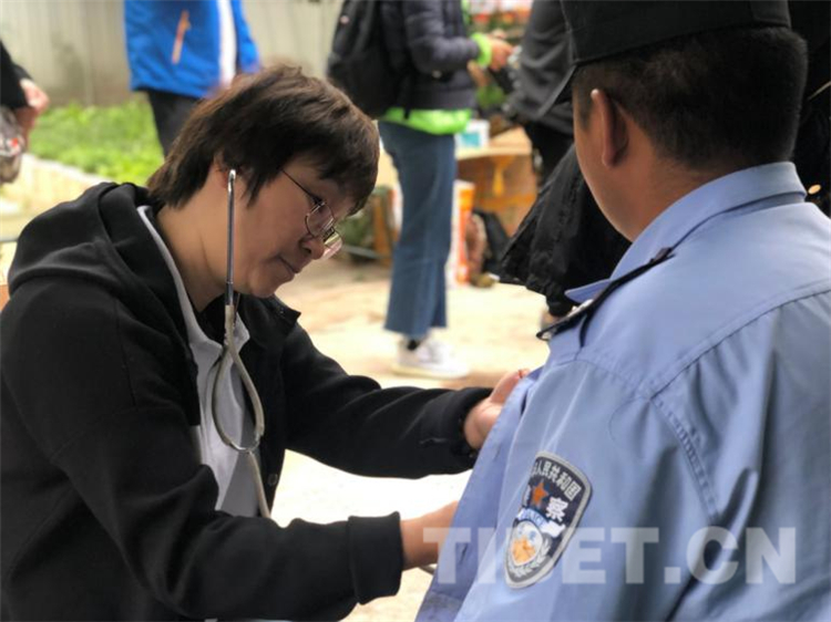 献爱心助脱贫捐款活动,爱心捐赠暖人心促脱贫