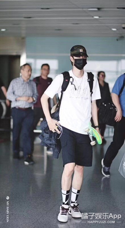 王一博在小区边滑滑板边遛狗,王一博滑板搞笑行为