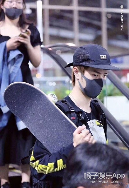 王一博在小区边滑滑板边遛狗,王一博滑板搞笑行为