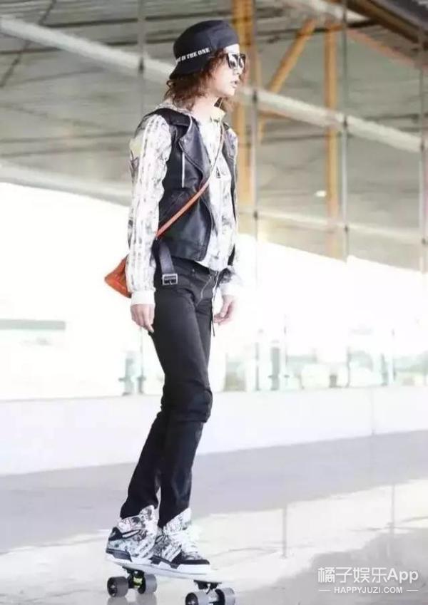 王一博在小区边滑滑板边遛狗,王一博滑板搞笑行为