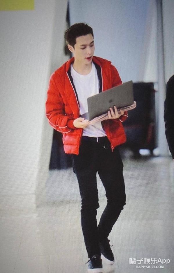 王一博在小区边滑滑板边遛狗,王一博滑板搞笑行为