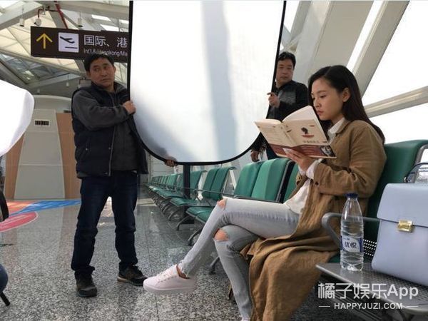 王一博在小区边滑滑板边遛狗,王一博滑板搞笑行为