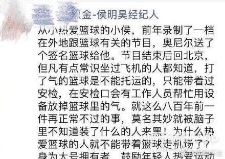 王一博在小区边滑滑板边遛狗,王一博滑板搞笑行为