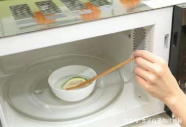 微波炉内焦糊味有办法处理吗,怎样去除微波炉里的糊味