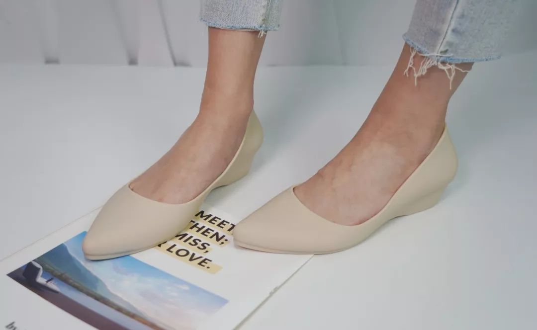 别再说雨鞋捂脚又显丑！有了它，增高显腿长！我天天盼着下雨