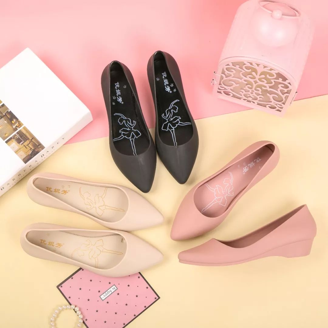 别再说雨鞋捂脚又显丑！有了它，增高显腿长！我天天盼着下雨