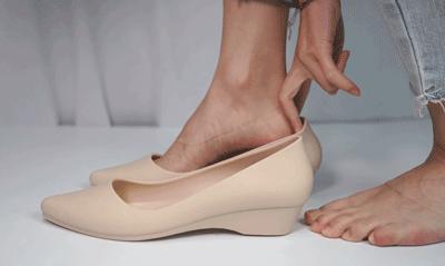 别再说雨鞋捂脚又显丑！有了它，增高显腿长！我天天盼着下雨