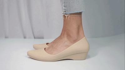 别再说雨鞋捂脚又显丑！有了它，增高显腿长！我天天盼着下雨