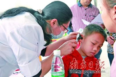 小孩打鼾与扁桃体肥大有关吗,腺样体肥大轻微打鼾需要手术吗