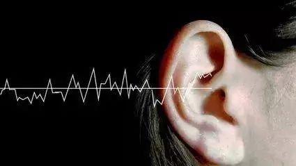 耳朵游泳进水嗡嗡响出不来,游泳耳朵里进水排不出来怎么办