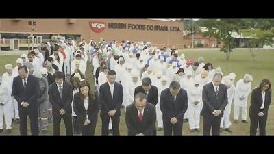 为了卖泡面这家公司拉着全体员工在电视机前鞠躬，结果卖得更好了