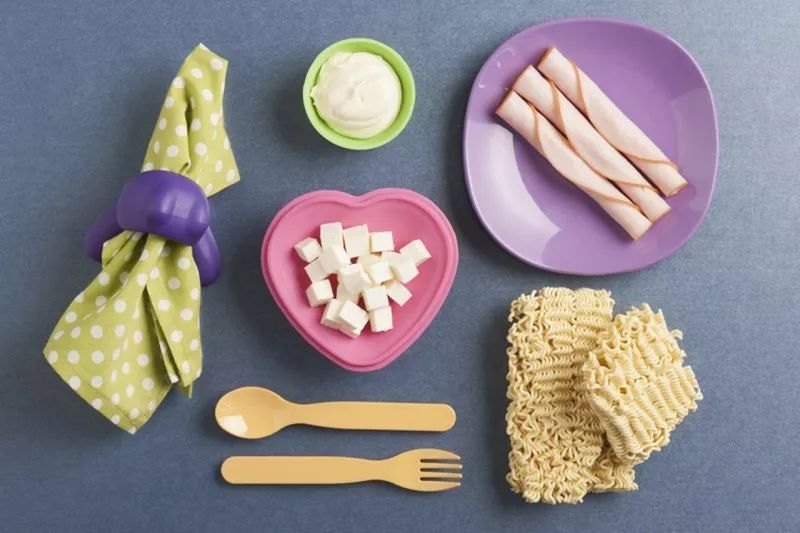 为了卖泡面这家公司拉着全体员工在电视机前鞠躬，结果卖得更好了