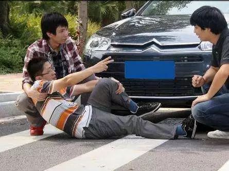 电动车闯红灯为啥是主责不是全责,电动车闯红灯全责的医疗费怎么办