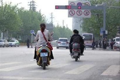 电动车闯红灯为啥是主责不是全责,电动车闯红灯全责的医疗费怎么办