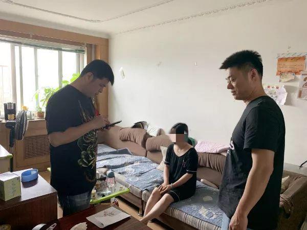 卖给你成本十几块的假飞利浦剃须刀后，他们住进了1000万的别墅