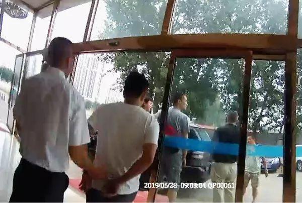 卖给你成本十几块的假飞利浦剃须刀后，他们住进了1000万的别墅