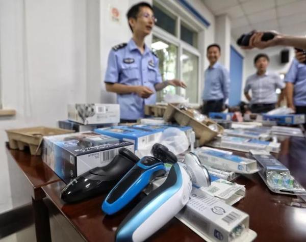 卖给你成本十几块的假飞利浦剃须刀后，他们住进了1000万的别墅