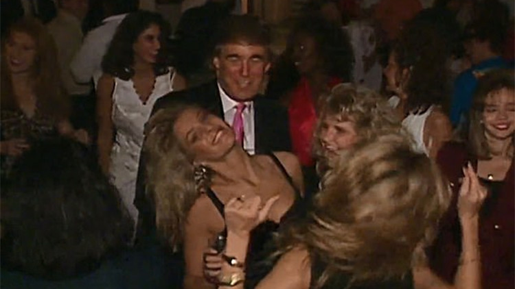 美大选激战正酣特朗普1992年搂辣妹热舞视频被“挖坟”卷入性丑闻