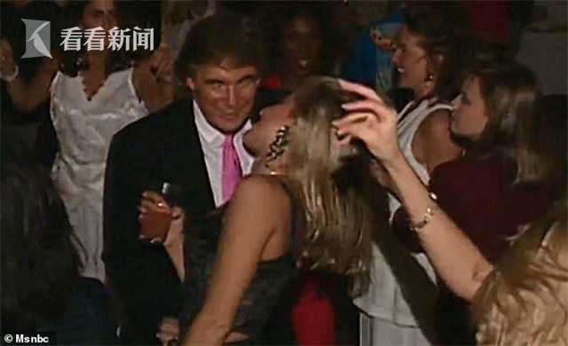美大选激战正酣特朗普1992年搂辣妹热舞视频被“挖坟”卷入性丑闻