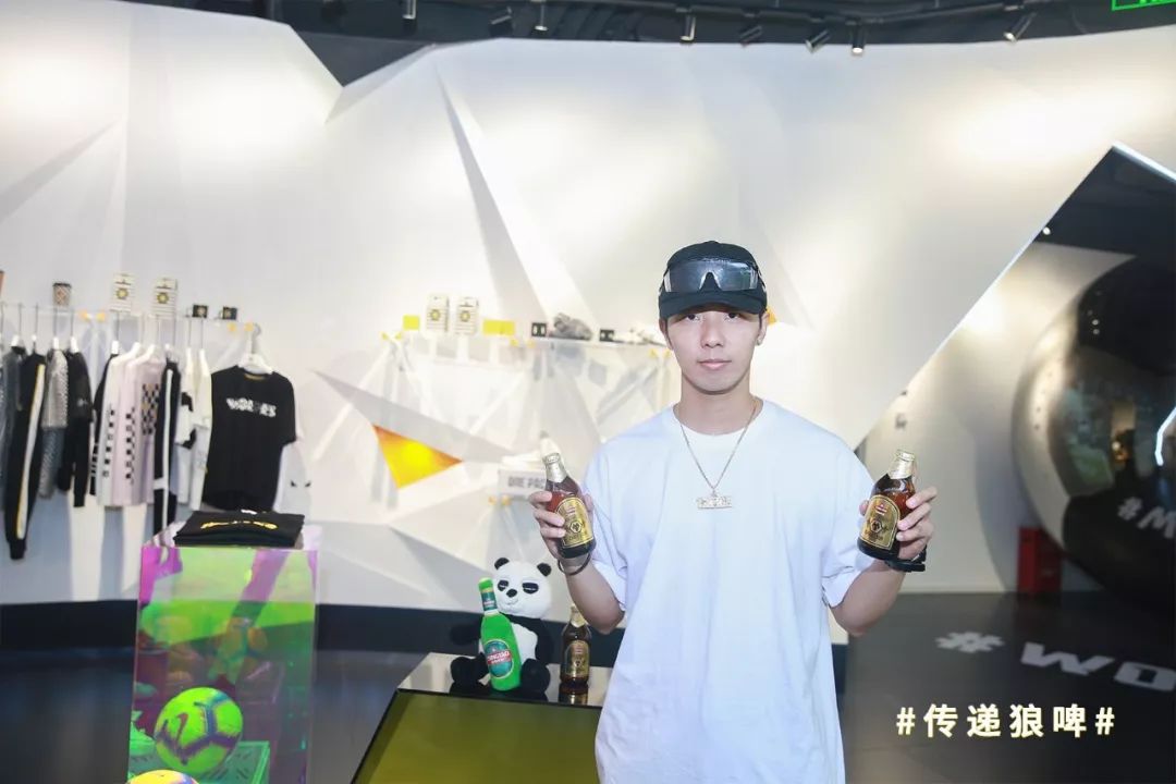 别再问深度合作要怎么搞了，青啤和狼队都出联名款了