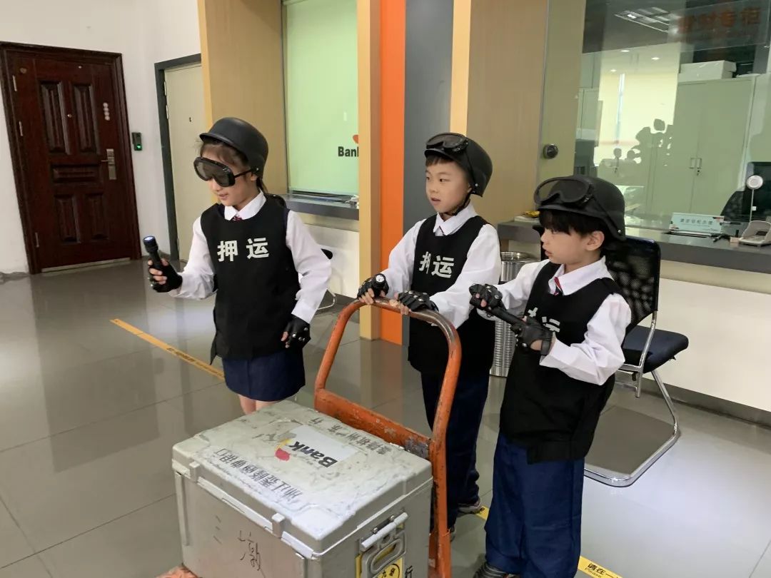 暑假银行活动,青少年暑假实践活动进银行简报