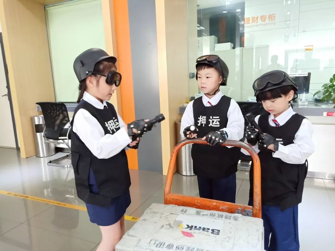 暑假银行活动,青少年暑假实践活动进银行简报