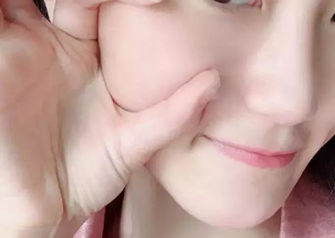 脸上搓下来很多泥,脸上搓出黑头