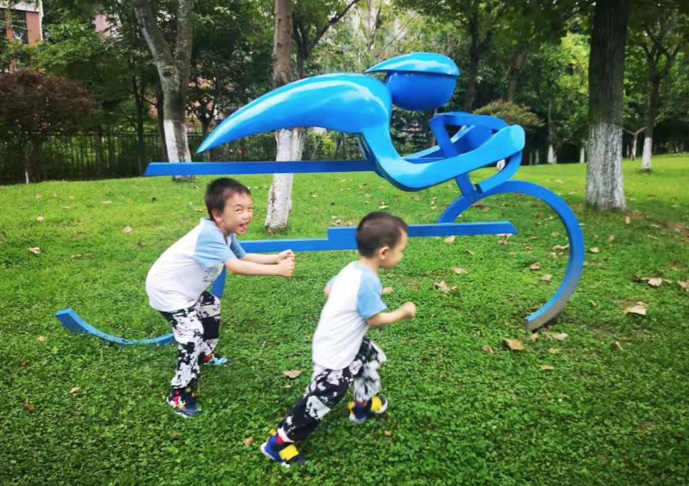 小孩以死威胁家长的心理,小孩拿刀威胁家长要玩手机