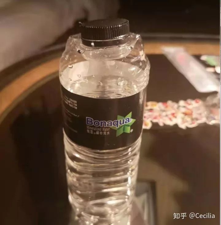 小孩以死威胁家长的心理,小孩拿刀威胁家长要玩手机