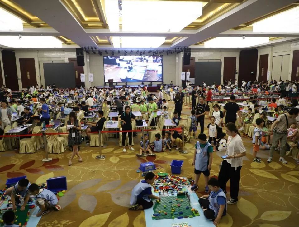 世界青少年机器人奥林匹克夏令营活动河北站在我市举办