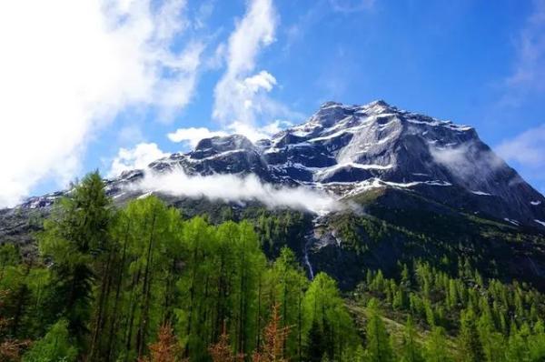 暑假游稻城亚丁多少钱,暑假稻城亚丁全国性免费开放