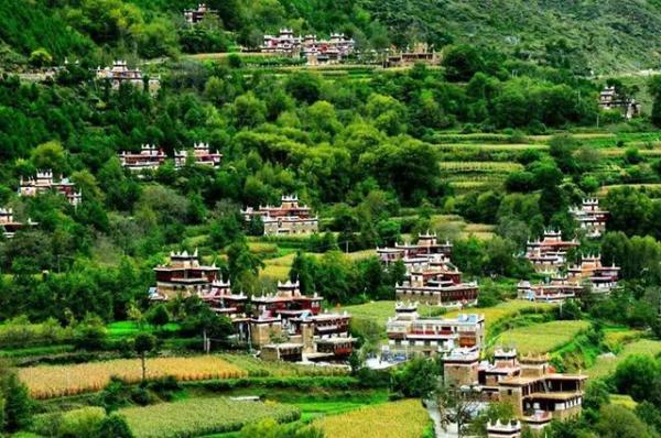 暑假游稻城亚丁多少钱,暑假稻城亚丁全国性免费开放