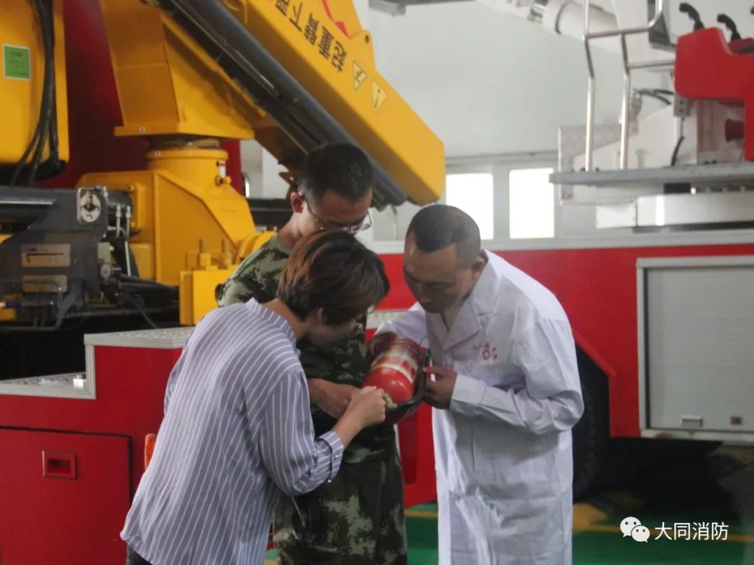 防火员干粉灭火器的使用步骤,防火员灭火器的正确使用方法