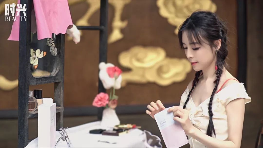 51岁“人间*物尤**”一夜爆红！看完她这张图，200w网友惊呼：我又恋爱了