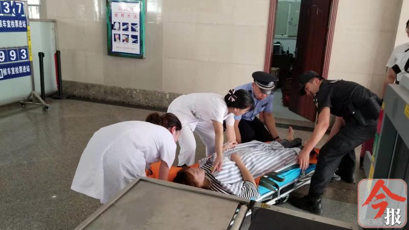 一男子被马蜂蜇人,男子被马蜂伤昏迷防火紧急救援
