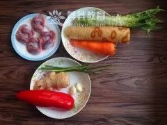 产妇莴笋炒肉的做法,莴笋炒鸡脯肉月子餐