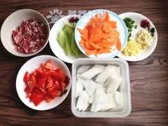 产妇莴笋炒肉的做法,莴笋炒鸡脯肉月子餐