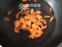 产妇莴笋炒肉的做法,莴笋炒鸡脯肉月子餐