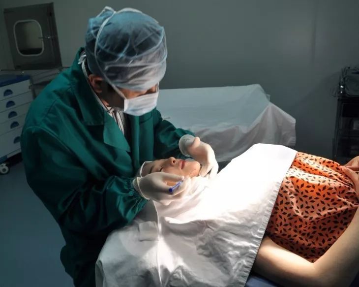 女子到非法医院整容竟然造成毁容,郑州整容医院毁容视频