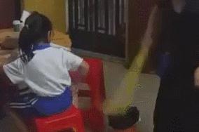 妈妈一巴掌娃秒怂,妈妈一巴掌下去孩子就没了视频