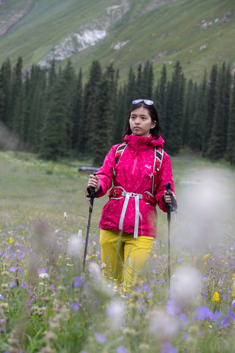 狼爪冲锋衣沙漠橙,伊犁那拉提旅游冲锋衣穿搭