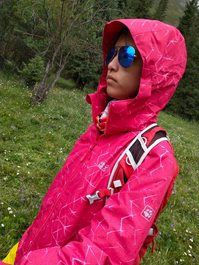 狼爪冲锋衣沙漠橙,伊犁那拉提旅游冲锋衣穿搭