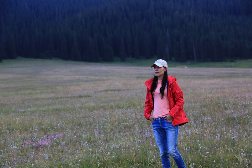 狼爪冲锋衣沙漠橙,伊犁那拉提旅游冲锋衣穿搭